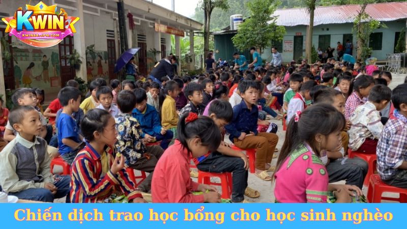 Nụ cười của em Kwin68 trao học bổng cho học sinh nghèo